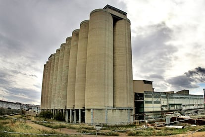 Vista de los silos de obra de la empresa de aceites de Natzaret en la zona más cercana al puerto de Valencia.