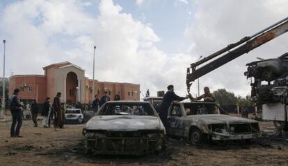 Una grúa retira los coches calcinados por el atentado del domingo en Shahat, en el este de Libia