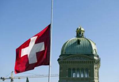 La bandera suiza sobre el Parlamento, en Berna, Suiza. EFE/Archivo