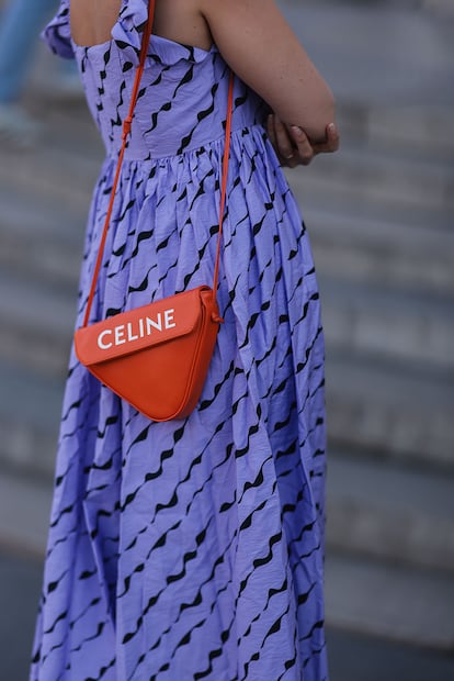 Desde que Celine introdujo esta silueta en la colección masculina de primavera-verano de 2021, la firma francesa cuenta con numerosos modelos con forma triangular.