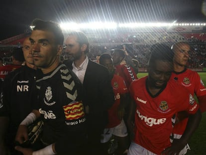 Los jugadores del N&aacute;stic, decepcionados tras no conseguir el ascenso directo a Primera. 