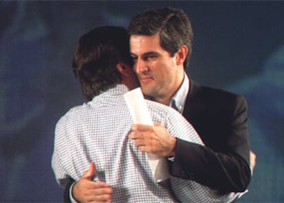 Suárez Illana abraza a Aznar (de espaldas) en una imagen de archivo correspondiente a la presentación de su candidatura.