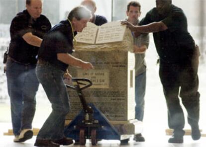 Momento en el que unos operarios retiran la polémica escultura.