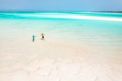 Playa de Nungwi (Zanzíbar, Tanzania). La suave arena blanca y el agua increíblemente azul convierten este lugar en un rincón digno de postal. Se trata de un enclave animado con mucho que hacer: desde practicar esnórquel entre los arrecifes de coral bien conservados hasta darse un capricho con un masaje relajante. La puesta de sol, indescriptible.