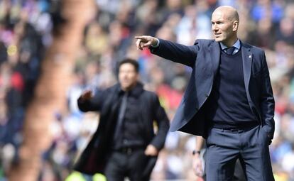 Zidane y Simeone, detrás, durante el derbi.