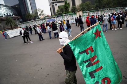 Los contingentes avanzan por Paseo de la Reforma durante el Día Internacional de las Víctimas de Desapariciones Forzadas, en Ciudad de México.