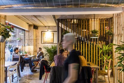 Imaginación, alegría, trato amable y cuidada escenografía son los puntos en común de nuevas apuestas que están transformando el panorama de la ciudad. Una Barcelona que pugna por salirse de la uniformidad que se ha impuesto en restaurantes y tiendas y que iguala hasta el punto de que uno ya no sabe si está en Berlín, Madrid o Shanghái. Como la hamburguesería Timesburg, en la foto.