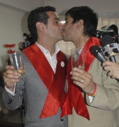 Alex Freyre, derecha, y José María Di Bello se besan tras casarse en el registro civil en Ushuaia, Argentina en 2009.