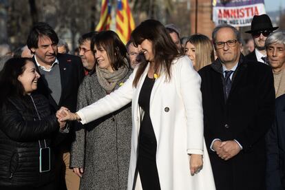 Laura Borrs (centro) acompa?ada por su familia y por una comitiva que encabezaba el expresidente de la Generalitat Quim Torra. 