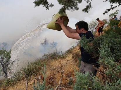 Un vecino de la localidad contra las llamas del incendio, a 13 de agosto de 2022, en Añón de Moncayo, Zaragoza, Aragón (España). Un incendio declarado este sábado, 13 de agosto, en el término municipal de Añón de Moncayo ha obligado a evacuar dicha localidad, así como urbanización próxima y la población vecina de Alcalá de Moncayo, en la provincia de Zaragoza.
13 AGOSTO 2022
Fabián Simón / Europa Press
13/08/2022