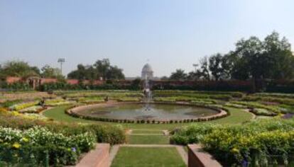 Jardines de Mughal, en Nueva Delhi, diseñados por Lutyens. Al fondo, la cúpula de Rashtrapati Bhawan, la residencia presidencial.