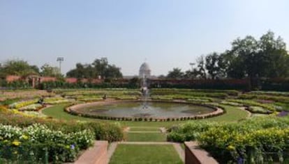 Jardines de Mughal, en Nueva Delhi, diseñados por Lutyens. Al fondo, la cúpula de Rashtrapati Bhawan, la residencia presidencial.
