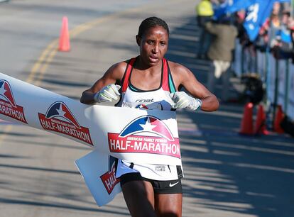 Mariita gana la división femenina de la media maratón en Richmond, Virginia, el 15 de noviembre de 2014.