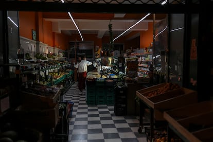 Una tienda en Lisboa, durante el apagón del lunes 28 de abril. 