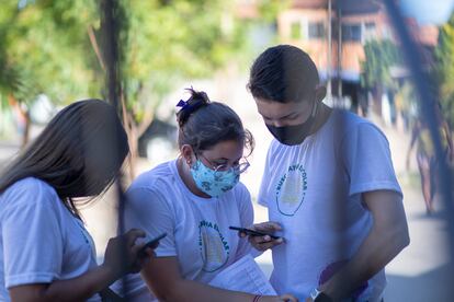 Melky Santos, Micaelle Sousa e Caio César mandam mensagens, telefonam e fazem visitas domiciliares em busca de colegas que evadiram.