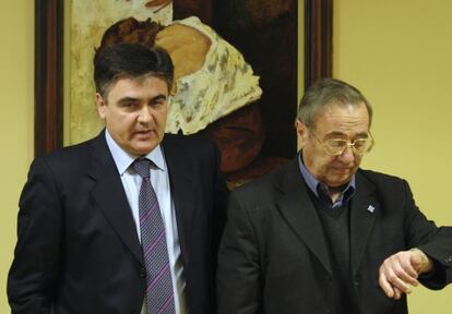El cura Benigno Moure (derecha), acompañado por un abogado. / N.G.
