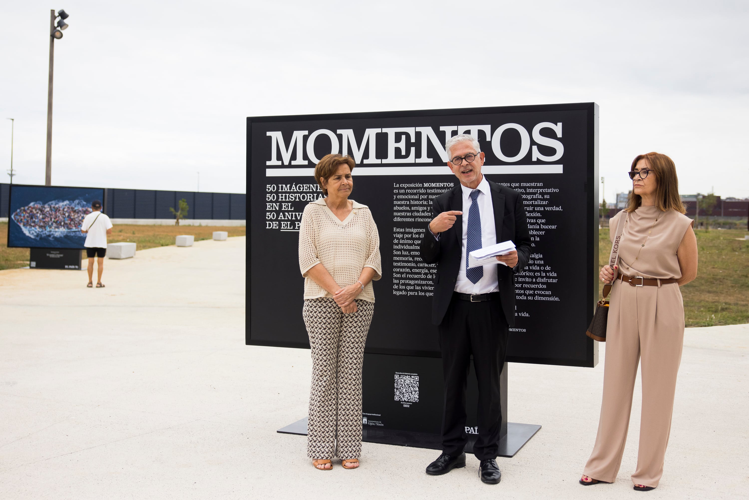 La alcaldesa de Gijón, Carmen Moriyón; el comisario del 50 aniversario de EL PAÍS, Javier Moreno; y la comisaria de la exposición 'Momentos', Marisa Flórez, este jueves.