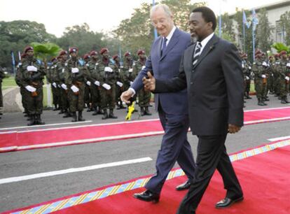 El rey Alberto de Bélgica y el presidente Kabila, ayer en el aeropuerto de Kinshasa.