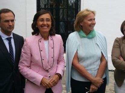 Rosa Aguilar y Lilianne Dhalmann (en el centro), este mi&eacute;rcoles en Sanl&uacute;car. 