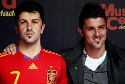 David Villa posa ante su recreación en el Museo de Cera de Madrid.