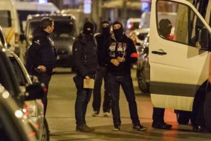 Agentes en Anderlecht, poco después de la detención de Abrini.