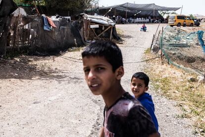 Los beduinos de esta aldea llevan décadas luchando por permanecer en la tierra en la que viven, en territorio palestino ocupado por el Estado de Israel. En los últimos meses han sido frecuentes las visitas en señal de apoyo de embajadores, políticos y representantes de la Unión Europea; además de la celebración de debates y charlas como el que se observa al fondo de esta fotografía, en el que también participaron colonos de los asentamientos israelíes próximos.