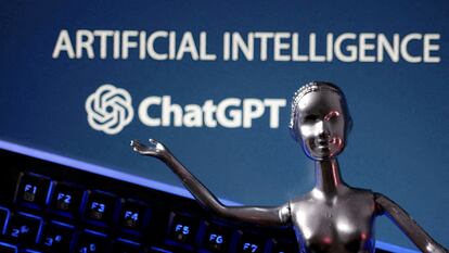 Una muñeca frente al logo de ChatGPT y las palabras de inteligencia artificial en una fotografía del 4 de mayo de 2023.