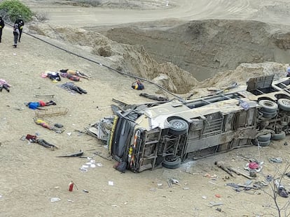 Imágenes del accidente en Piura, al norte de Lima, en el que murieron al menos 24 personas al volcarse un autobús, el 28 de enero 2023