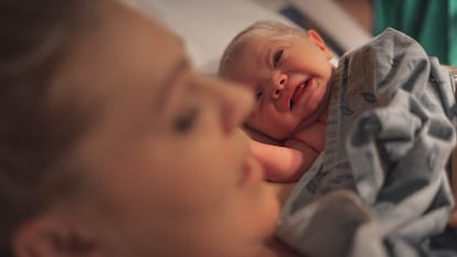 Un bebé mira a su madre por primera vez.