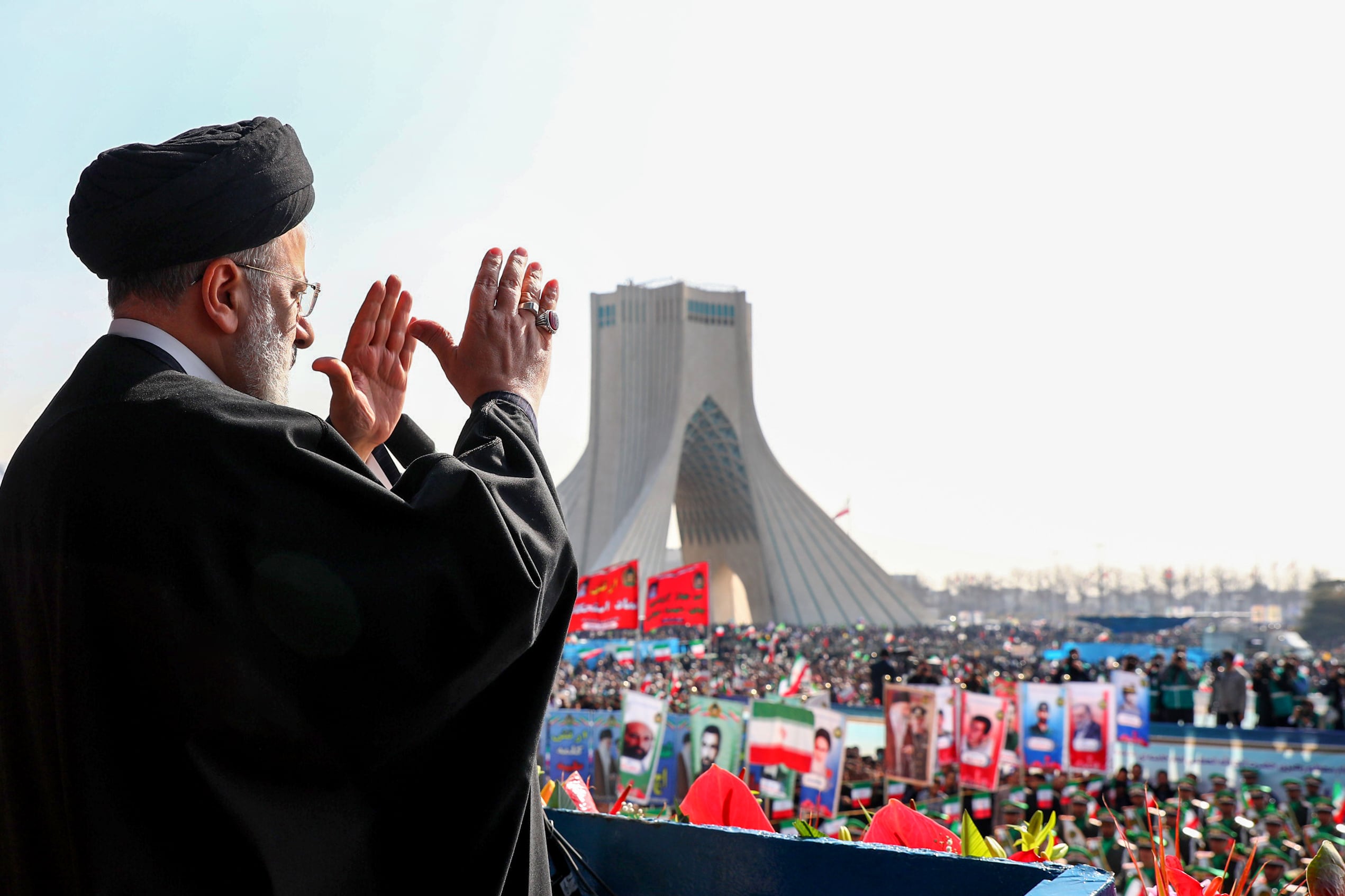 El presidente iraní, Ebrahim Raisi, durante su intervención con motivo del 45º aniversario de la Revolución Islámica de 1979, en la plaza Azadi (Libertad) de Teherán el 11 de febrero de 2024.