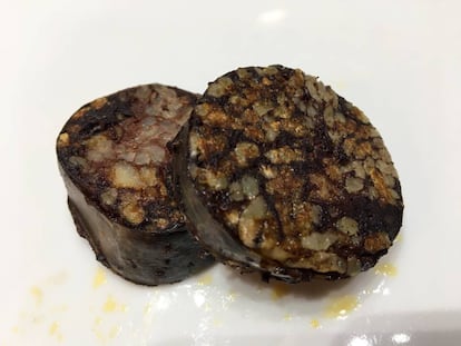 MORCILLA CON BACALAO AL PIL PIL / CAPEL