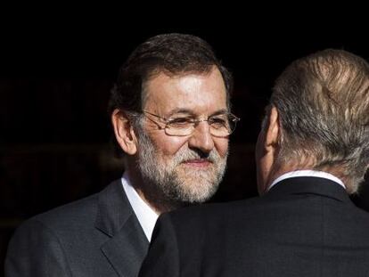 El Rey saluda a Mariano Rajoy.