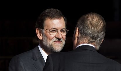 El Rey saluda a Mariano Rajoy.