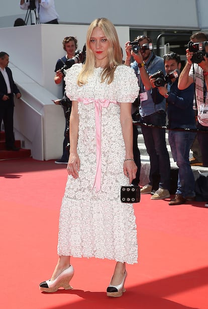 En 2016 todos los estilismos que luci en Cannes fueron de Chanel. Nuestro favorito es este. Ojo al bolsito dado. Una maravilla.