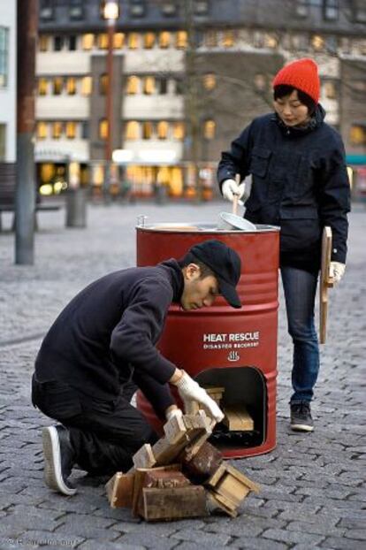 El kit de 'rescate de calor' ideado por el japonés Hikaru Imamura y compuesto por un bidón que se convierte en horno.