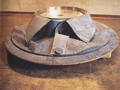 'Cuello azul' (1998), escultura de Dennis Oppenheim.