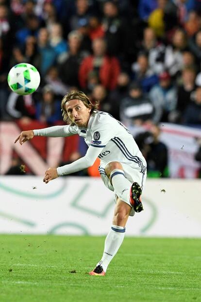 Luka Modric realiza un pase.