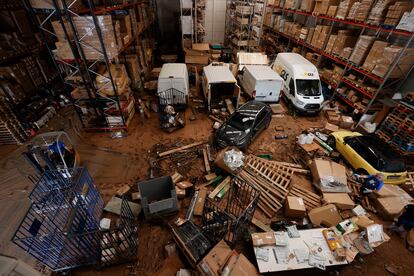 Interior de un almacén logístico del polígono industrial de Riba-roja de Túria (Valencia), este viernes.