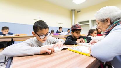 Un grupo de ni&ntilde;os durante una de las clases del proyecto de mediaci&oacute;n escolar.