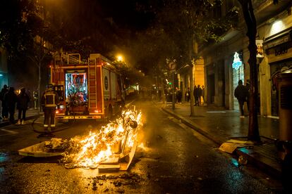 Bomberos apagan el fuego tras una protesta contra el encarcelamiento del rapero Pablo Hasél.