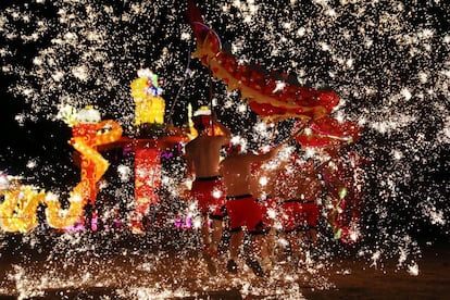 Desfile celebra a despedida do Ano do Galo e a chegada do Ano do Cachorro na cidade de Shangqiu, na China.