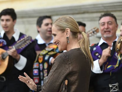 La presidenta de la Comunidad de Madrid, Cristina Cifuentes (d), tras la ceremonia de entrega del Premio Cervantes. 