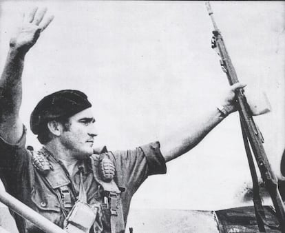 Pastora, al subir al avión que le llevaría a Panamá tras tomar el Palacio Nacional de Managua en agosto de 1978.  