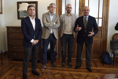 El ministro de Economía en funciones, Luis de Guindos (d); el portavoz de Economía del Grupo parlamentario socialista, Pedro Saura (i), y los responsable de Economía de Podemos, Nacho Álvarez (2d), y de Ciudadanos, Luis Garicano (3i), antes de su participación en una mesa redonda en el Curso de la UIMP y la APIE "Qué hemos aprendido de la crisis" , esta mañana en Santander EFE/Pedro Puente Hoyos