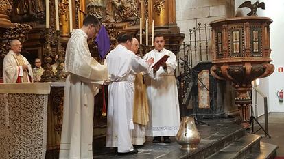 Julián Barrio, en el centro, durante la liturgia de la misa crismal en San Martiño Pinario.