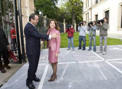 José Bono saluda a la presidenta del Parlamento Vasco, Izaskun Bilbao, a su llegada esta mañana a la Cámara vasca