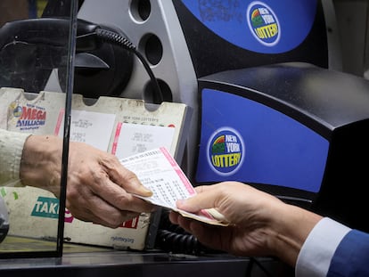 Un hombre compra en Nueva York un boleto para el sorteo de Powerball.