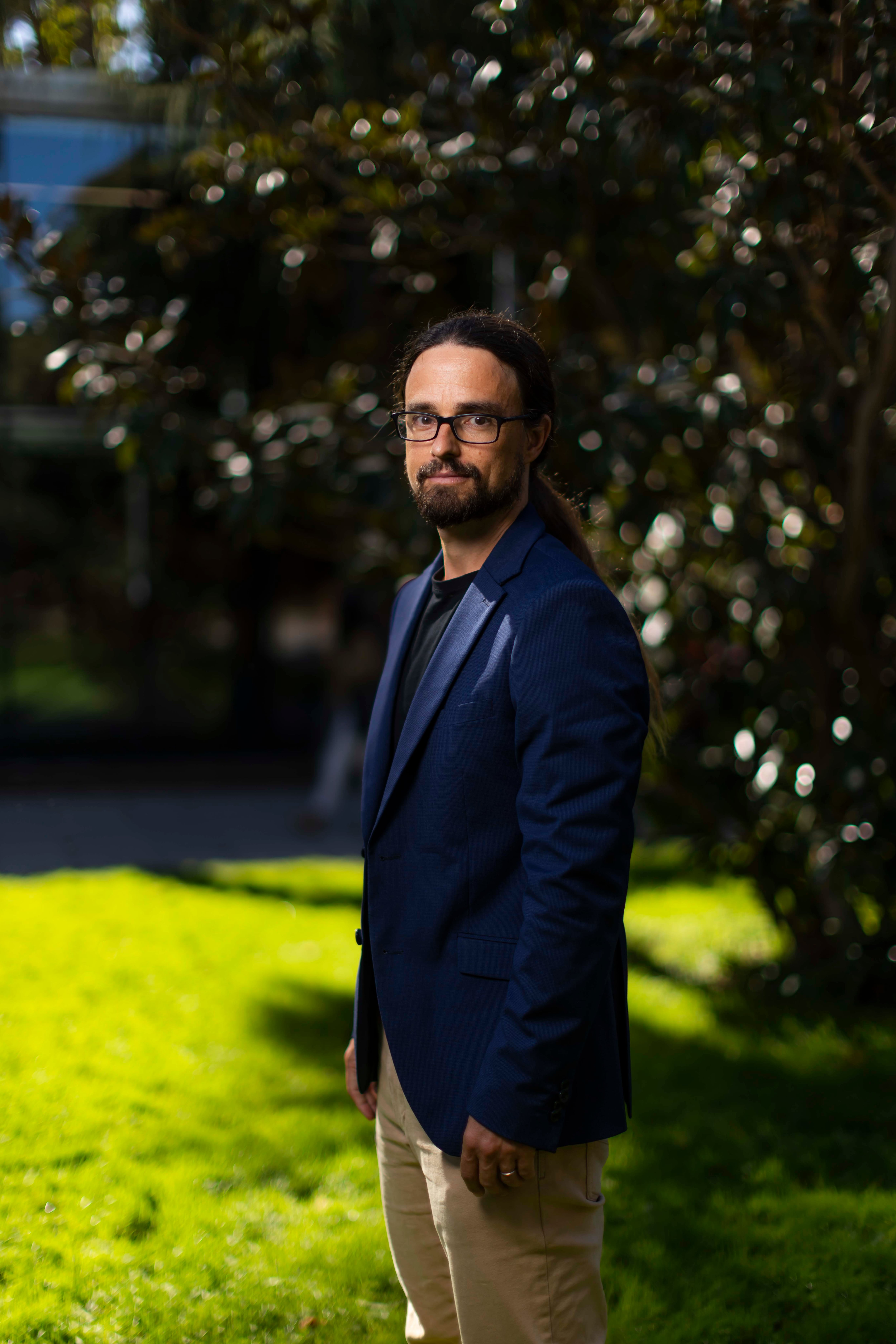 Álex Gómez-Marín ,investigador del CSIC, en el parque del Retiro