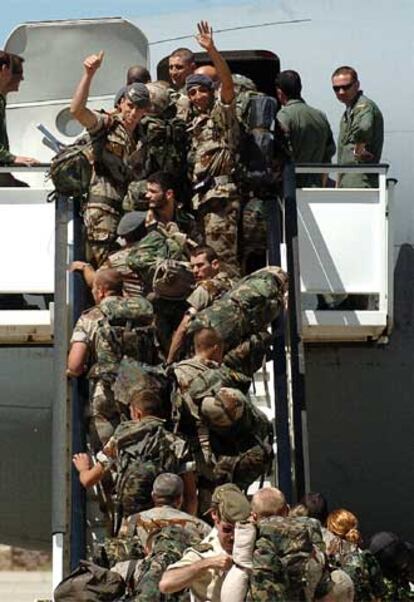 Los soldados que remplazarán a los fallecidos en Afganistán, a su salida de la base de Torrejón de Ardoz.