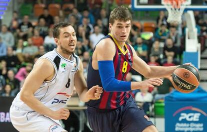 Mario Hezonja, con el balón, ante Chylinski.